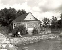 Vue du pavillon Mallorytown Landing, qui montre son emplacement sur une crête rocheuse en surplomb du  fleuve Saint-Laurent, 1992.; Agence Parcs Canada / Parks Canada Agency, 1992.
