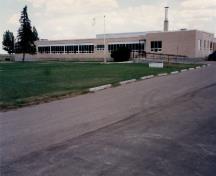 General view of Ralston School (R2), showing the horizontal emphasis of its form, massing and horizontal bands of windows, 1996.; Department of National Defence / Ministère de la Défense nationale, 1996.