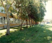 Side view of Building 86, Base Headquarters, CFB Winnipeg North, 1996.; Department of National Defence / Ministère de la Défense nationale, 1992.