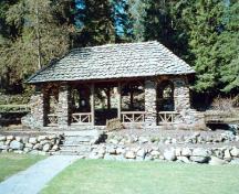 Vue de la façade du pavillon Cambrien, où l'on peut apercevoir la symétrie de la façade à cinq baies pourvues de larges arcs, avec une arche d’entrée centrale, 1997.; Parks Canada Agency / Agence Parcs Canada, 1997.