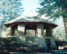 Vue générale du pavillon Dévonien, qui montre le sol en pierres des champs, 1997.; Agence Parcs Canada / Parks Canada Agency, 1997.