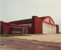 Élévation ouest du hangar 11, avec une vue étroite de l'addition à l'angle nord-ouest, 2001.; Agence Parcs Canada / Parks Canada Agency, E. Tumak, 2001.