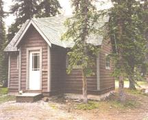 Vue générale du chalet des gardes du parc du camp Parker, 1996.; Agence Parcs Canada / Parks Canada Agency, 1996.
