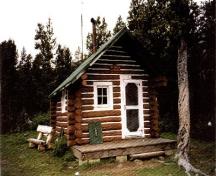 Vue de la façade du chalet de gardes de parc de Fourpoint, où l'on peut apercevoir le toit à deux versants percé d’une cheminée, 1996.; Parks Canada Agency / Agence Parcs Canada, 1996