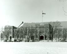 View of the main entrance to the Regina Armoury, showing the immense scale of the building, 1989.; Department of National Defence / Ministère de la Défense nationale, 1989.