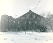 View of the Regina Armoury, showing the north office wing, 1989.; Department of National Defence / Ministère de la Défense nationale, 1989.