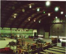 L'espace intérieur du Hangar 14, montrant l'élévation ouest intérieur sur la droite où la porte de l'avion est situé et l'élévation sud intérieur à droite, 2001.; Agence Parcs Canada / Parks Canada Agency, E. Tumak, 2001.