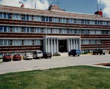 Façade avant du Laboratoire central (B-1), où l'on peut apercevoir le portique central monumental avec ses pilastres simples, sans ornements, 1997.; Parks Canada Agency / Agence Parcs Canada, 1997.