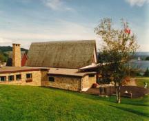Vue de l'extérieur de la façade latérale du musée Alexander-Graham-Bell, qui montre la bibliothèque et la galerie principale, 1996.; Parks Canada Agency / Agence Parcs Canada, 1996.