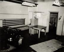 Photo historique de l'intérieur de la Salle de forteresse pour les relevés montrant la grande salle centrale où le traceur était positionné, 1943.; FRH Photo Collection