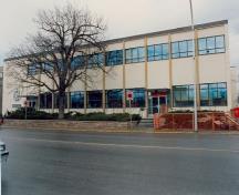 View of the main entrance to the Vernon Federal Building, showing the south façade on 32nd Avenue, 1994.; Parks Canada Agency/ Agence Parcs Canada, 1994.
