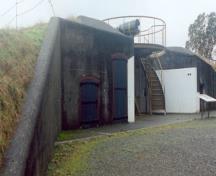 Vue extérieure de la batterie supérieure montrant l'emplacement gauche des armes à feu, 1997.; Agence Parcs Canada / Parks Canada Agency, J. Mattie, 1997.