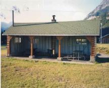 View of Kitchen Shelter 13, showing its simple, low massing of the one-storey, three-sided structure, 1990.; Agence Parcs Canada / Parks Canada Agency, 1990.