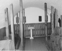 Vue de l'intérieur du Blockhaus, qui montre la poudrière qui présentent des plafonds épais en voûte et en brique, 1991.; Parks Canada Agency / Agence Parcs Canada, 1991.