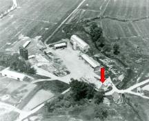 A general view of La Petite Ferme, with a red arrow pointing at the house, 1969.; Service canadien de la faune / Canadian Wildlife Service, 1969.