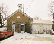 Vue de l'entrée principale de l'ancienne école de rang de Mount Pleasant, qui montre sa conception esthétique simple, son échelle et son apparence de bâtiment solide et bien construit, 2005.; Department of Public Works and Government Services / Ministère des Travaux publics et services gouvernementaux, Alice Da Silva, 2005.