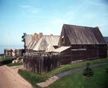 Vue générale de l'Habitation de Port-Royal montrant l’utilisation de méthodes traditionnelles dans tout le complexe, pour faire revivre l’esprit historique, 1990.; Parks Canada Agency/Agence Parcs Canada, B. Pratt, 1990.