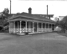 General view of building 29 showing the northwest elevation, 1989.; Agence Parcs Canada / Parks Canada Agency, I. Doull, 1989