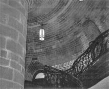Vue de l'intérieur de la Mess des sergents / Redoute Jebb, bâtiment 13 montrant l’intérieur voûté revêtu de briques, les murs de pierre, et l'entrée à l'escalier qui mène au toit, 1991.; Parks Canada Agency / Agence Parcs Canada, R. Godspeed, 1991.