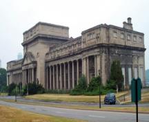 Vue générale de la centrale de l'Electrical Development Company, qui montre les deux longues colonnades ioniques, 2005.; Parks Canada Agency / Agence Parcs Canada, 2005.