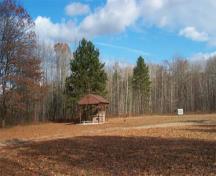 Vue générale de la ferme Hamilton, présentement un camp d'église, qui contient un petit autel et un panneau d'interprétation de la mission de Saint-Ignace II, 2004.; Parks Canada Agency / Agence Parcs Canada, J. Molnar, 2004.