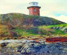 Vue générale de la tour Bickford démontrant son emplacement bien en vue sur l’attrayante péninsule Grant Knoll, où elle contribue à déterminer l’entrée étroite du port d’Esquimalt.; Parks Canada Agency / Agence Parcs Canada, n.d.