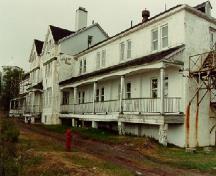 Corner view of 19th century hotel.; Parks Canada Agency / Agence Parcs Canada