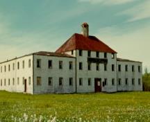 View of the front elevation of York Factory, 1992.; Parks Canada Agency/Agence Parcs Canada, 1992.