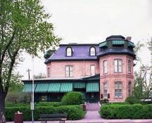 Vue générale de la maison Laurier, qui montre les éléments Second Empire d’origine, y compirs le toit mansard, les lucarnes semi-circulaires et les baies en saillie.; Parks Canada Agency / Agence Parcs Canada.