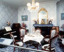 Vue de l'intérieur du lieu historique national du Canada de Sir-George-Étienne-Cartier , montrant le décor intérieur menuisé originel qui subsiste, avec ses distinctions entre les pièces d’usage domestique et les pièces d’apparat, 1989.; Parks Canada Agency/Agence Parcs Canada, 1989.
