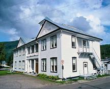 Vue générale de l'Ancien-Palais-de-Justice-Territorial, qui montre son ossature de bois adaptée pour résister au permagel, et les fins ornements de sa finition évoquant un artisanat d'excellente qualité, 1995.; Parks Canada Agency / Agence Parcs Canada, W. Lynch, 1995.