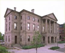 Corner view of the Province House National Historic Site of Canada, showing both the front and side elevations, 1987.; Parks Canada Agency / Agence Parcs Canada, 1987.