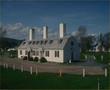 Vue générale du lieu historique national du Canada du Fort-Anne montrant les vestiges des quartiers des officiers, notamment le contour au sol et la forme du bâtiment, ainsi que les foyers d'origine, 1994.; Parks Canada / Parcs Canada 1994