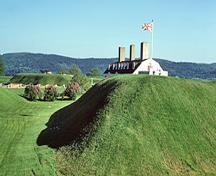 Vue panoramique du lieu historique national du Canada du Fort-Anne mettant de l'emphase sur les vues sur la rivière Annapolis, le bassin de l'Annapolis et la ville d'Annapolis Royal, 1974.; Parks Canada Agency / Agence Parcs Canada, P. McCloskey, 1974.