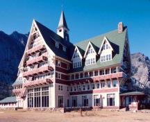 Vue générale du lieu historique national du Canada de l'Hôtel-Prince of Wales montrant ses motifs de chalet suisse, les toits à pignon en pente raide, les lucarnes à deux étages, les rangées continues de balcons, et le contraste de ses couleurs de finitio; Parks Canada Agency/Agence Parcs Canada, 1995.