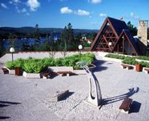 Vue générale du site Alexander Graham Bell et de la cour intérieure, 1981.; Parks Canada Agency / Agence Parcs Canada, J. Steeves. 1981