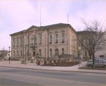 Vue en angle montrant la façade avec l'entrée principale et une deuxième façade de l'hôtel de ville de Guelph, 1990.; Parks Canada Agency/Agence Parcs Canada, 1990.
