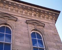 Vue détaillée de l'Hôtel-de-Ville-de-Guelph, montrant les éléments d’inspiration italienne, notamment les pierres d’angle des baies et des coins, 1995.; Parks Canada Agency/Agence Parcs Canada, J. Butterill, 1995.