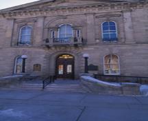 Vue de l'extérieur de l'Hôtel-de-Ville-de-Guelph, montrant les éléments d’inspiration italienne, notamment la fenêtre vénitienne au centre, les balcons d’ornement, le bandeau qui délimite les étages, 1995.; Parks Canada Agency/Agence Parcs Canada, J. Butterill, 1995.