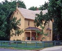General view of Bethune Memorial House showing the simple L-shaped asymmetrical massing and modest scale of the house, 1995.; Parks Canada Agency / Agence Parcs Canada, B. Morin, 1995.
