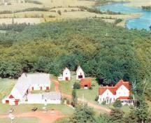 Vue aérienne prise de l'est montrant Strathgartney Homestead et la rivière West en arrière-plan, vers 1960.; Strathgartney Foundation/La fondation Strathgartney, circa 1960.