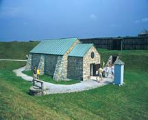 Vue générale de la poudrière démontrant sa situation protégée au fond d’une dépression naturelle (situation d’origine), qui renforce le caractère militaire des lieux, 1985.; Parks Canada Agency / Agence Parc Canada, B. Morin, 1985.
