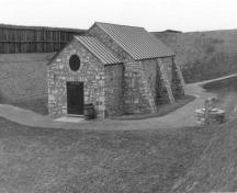Vue générale de la poudrière, qui montre sa construction robuste à parois épaisses en maçonnerie, typique des ouvrages construits par le Corps of Royal Engineers, 1989.; Parks Canada Agency / Agence Parcs Canada, 1989.