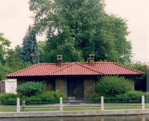General view of the Patterson Creek Pavilion, 1993.; National Capital Commission / Commission de la capitale nationale, 1993.