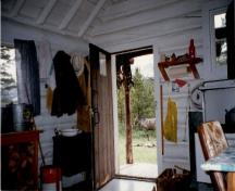 Vue de l'intérieur du chalet de patrouille des gardes du parc de Topaz, 1997.; Parks Canada Agency / Agence Parcs Canada, 1997.