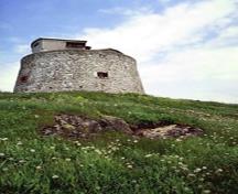Vue générale ce la tour martello de Carleton montrant le volume géométrique simple de la tour cylindrique trapue, 1983.; Agence Parcs Canada / Parks Canada Agency, F. Catroll, 1983.