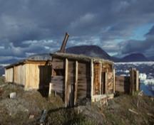 Vue générale de la hutte Dedricks montrant les  élévations nord (à droite) et est (à gauche).; Agence Parcs Canada / Parks Canada Agency, J. Webster