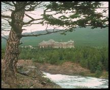 Distant view of the Banff Springs Hotel.; Parks Canada Agency/ Agence Parcs Canada