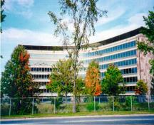 Façade de l'édifice de la SRC, qui montre l’horizontalité exprimée par les murs-rideaux, 2001.; Parks Canada Agency/Agence Parcs Canada, Andrew Waldron, 2001.