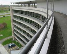 Vue détaillée de l'édifice de la SRC, qui montre le raffinement des trois façades paraboliques identiques, 2002.; Parks Canada Agency / Agence Parcs Canada, Michel Pelletier, 2002.